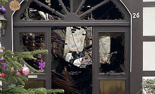 Hinter der Eingangstür wird das Brandchaos ersichtlich. Im Inneren des Hauses ist nichts mehr zu retten. - Nicole Sielermann Hinter der Eingangstür wird das Brandchaos ersichtlich. Im Inneren des Hauses ist nichts mehr zu retten. - Nicole Sielermann
