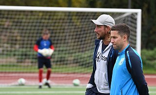 Doppelspitze: Daniel Brink (l.) und Philipp Topp, die beiden neuen Interimstrainer beim FC Bad Oeynhausen, hier bei ihrem ersten Einsatz in Detmold. - Jürgen Krüger Doppelspitze: Daniel Brink (l.) und Philipp Topp, die beiden neuen Interimstrainer beim FC Bad Oeynhausen, hier bei ihrem ersten Einsatz in Detmold. - Jürgen Krüger