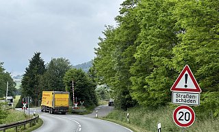 Langsam, bitte: An einem von drei Bahnübergängen an der B64 gibt es ein Tempolimit. - Ralf T. Mischer Langsam, bitte: An einem von drei Bahnübergängen an der B64 gibt es ein Tempolimit. - Ralf T. Mischer