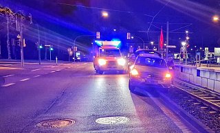 Ein Rettungswagen hat die Unfallspur abgesperrt, auch die Stadtbahnhaltestelle „Bethel“ ist blockiert. - prvat Ein Rettungswagen hat die Unfallspur abgesperrt, auch die Stadtbahnhaltestelle „Bethel“ ist blockiert. - prvat