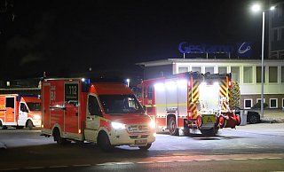 Feuerwehr und Rettungskräfte mit Notarzt sind mit viel Personal vor Ort. - Charlotte Mahncke Feuerwehr und Rettungskräfte mit Notarzt sind mit viel Personal vor Ort. - Charlotte Mahncke
