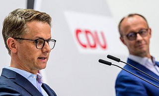 CDU-Chef Friedrich Merz (r.) und sein neuer Generalsekretär, der Ostwestfale Carsten Linnemann. - John MacDougall / AFP CDU-Chef Friedrich Merz (r.) und sein neuer Generalsekretär, der Ostwestfale Carsten Linnemann. - John MacDougall / AFP