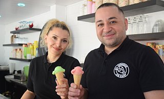 Sevda und Engin Gülay suchen schnellstmöglich einen Nachfolger für ihr "Paradice Ice Café". - Mareike Patock Sevda und Engin Gülay suchen schnellstmöglich einen Nachfolger für ihr "Paradice Ice Café". - Mareike Patock