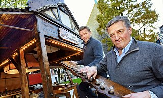 „Das Haus vom Nikolaus“ auf dem Altstädter Kirchplatz mit Glühwein oder Feuerzangenbowle ist für viele Besucher ein Magnet. André und Peter Schneider (v.l.), die dieses Areal bewirtschaften, helfen mit beim Aufbau. - Barbara Franke „Das Haus vom Nikolaus“ auf dem Altstädter Kirchplatz mit Glühwein oder Feuerzangenbowle ist für viele Besucher ein Magnet. André und Peter Schneider (v.l.), die dieses Areal bewirtschaften, helfen mit beim Aufbau. - Barbara Franke