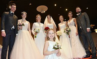 2019 kamen weit über 500 Besucher zur Höxteraner Hochzeitsmesse. 30 regionaleAussteller präsentierten sich mit ihren Produkten, Dienstleistungen, Tipps und Ideen für den schönsten Tag im Leben. - Thomas Kube 2019 kamen weit über 500 Besucher zur Höxteraner Hochzeitsmesse. 30 regionaleAussteller präsentierten sich mit ihren Produkten, Dienstleistungen, Tipps und Ideen für den schönsten Tag im Leben. - Thomas Kube