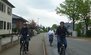 Timon, Karin und Stefan Detert (v. l.) fahren auf der Gehlenbecker Straße Richtung Innenstadt. Alle drei fahren korrekt, da man sowohl auf dem rot markierten Radstreifen auf dem Gehweg fahren darf, als auch auf der Fahrbahn. - Petra Spona / IpF Lübbecke Timon, Karin und Stefan Detert (v. l.) fahren auf der Gehlenbecker Straße Richtung Innenstadt. Alle drei fahren korrekt, da man sowohl auf dem rot markierten Radstreifen auf dem Gehweg fahren darf, als auch auf der Fahrbahn. - Petra Spona / IpF Lübbecke