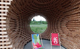 Besonders begehrt sind die LGS-Liegestühle – hier im Holzkubus auf dem Gelände aufgestellt. - LGS Besonders begehrt sind die LGS-Liegestühle – hier im Holzkubus auf dem Gelände aufgestellt. - LGS