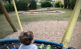 Im Streit um abgebaute Spielgeräte wurde zuletzt auch diese mittlerweile entfernte Nestschaukel auf dem Spielplatz "Auf der Riege" angeprangert. Laut Verwaltung sind neue Normen für die Maßnahme verantwortlich. Ein Umstand, der auch den Kritikern im Stadtrat längst bekannt ist. - Felix Eisele Im Streit um abgebaute Spielgeräte wurde zuletzt auch diese mittlerweile entfernte Nestschaukel auf dem Spielplatz "Auf der Riege" angeprangert. Laut Verwaltung sind neue Normen für die Maßnahme verantwortlich. Ein Umstand, der auch den Kritikern im Stadtrat längst bekannt ist. - Felix Eisele