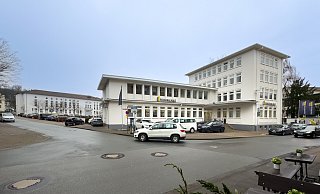 Für das Bürogebäude an der Neustädter Straße hat sich die Stadt ein Vorkaufsrecht gesichert. Es könnte für die Erweiterung des Gymnasiums am Waldhof genutzt werden. Im Hintergrund das Haus des Handwerks, für das es schon einen Ankaufsbeschluss gibt. - © Andreas Zobe Für das Bürogebäude an der Neustädter Straße hat sich die Stadt ein Vorkaufsrecht gesichert. Es könnte für die Erweiterung des Gymnasiums am Waldhof genutzt werden. Im Hintergrund das Haus des Handwerks, für das es schon einen Ankaufsbeschluss gibt. - © Andreas Zobe
