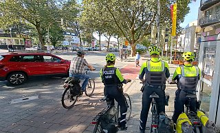 Nicht immer achten Autofahrer beim Abbiegen auf parallel fahrende Radler. Hier am Paderborner Rosentor läuft am Dienstagmittag unter den Augen der Polizei aber alles richtig. - Polizei Nicht immer achten Autofahrer beim Abbiegen auf parallel fahrende Radler. Hier am Paderborner Rosentor läuft am Dienstagmittag unter den Augen der Polizei aber alles richtig. - Polizei