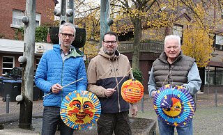 Olaf Schierholz (v.l.), Lars Knappe und Detlef Schultz laden stellvertretend für die Kaufmannschaft und den Kultur- und Verkehrsverein zum Martinsumzug und zum verkaufsoffenen Sonntag ein. - Britta Bohnenkamp-Schmidt Olaf Schierholz (v.l.), Lars Knappe und Detlef Schultz laden stellvertretend für die Kaufmannschaft und den Kultur- und Verkehrsverein zum Martinsumzug und zum verkaufsoffenen Sonntag ein. - Britta Bohnenkamp-Schmidt