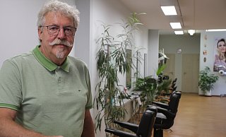 Unternehmensnachfolge: Friseurmeister Heinrich Aßmuth (68) möchte sein Friseurgeschäft an der Lange Straße gerne übergeben. - Dieter Scholz Unternehmensnachfolge: Friseurmeister Heinrich Aßmuth (68) möchte sein Friseurgeschäft an der Lange Straße gerne übergeben. - Dieter Scholz