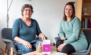 Christine Garberding (l.) und Linda Deppermann-Restel, zwei Frauen des insgesamt vierköpfigen Teams in der Frauenberatungsstelle, machen sich für eine gesicherte Finanzierung im Land stark . - Ralf Bittner Christine Garberding (l.) und Linda Deppermann-Restel, zwei Frauen des insgesamt vierköpfigen Teams in der Frauenberatungsstelle, machen sich für eine gesicherte Finanzierung im Land stark . - Ralf Bittner