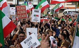 Auch in Deutschland bekunden mehrere Tausend Menschen bei Demonstrationen ihre Solidarität mit den Protestierenden im Iran. - Henning Kaiser Auch in Deutschland bekunden mehrere Tausend Menschen bei Demonstrationen ihre Solidarität mit den Protestierenden im Iran. - Henning Kaiser