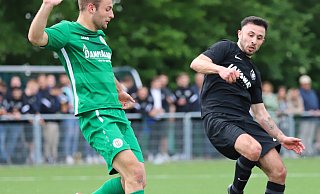 Brachte den BV Stift Quernheim früh in Führung: Eren Kelemci (r.) traf bereits nach zwei Minuten zum 1:0. Letztlich setzte sich Stift Quernheim im Kreispokal-Finale 6:5 nach Elfmeterschießen gegen den Bünder SV mit Ole Knollmann durch. - Niklas Gessat Brachte den BV Stift Quernheim früh in Führung: Eren Kelemci (r.) traf bereits nach zwei Minuten zum 1:0. Letztlich setzte sich Stift Quernheim im Kreispokal-Finale 6:5 nach Elfmeterschießen gegen den Bünder SV mit Ole Knollmann durch. - Niklas Gessat