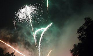 Das Paderborner Schützenfest geht stets mit einem Feuerwekr und einer Lasershow zu Ende. - Marc Köppelmann (Archiv) Das Paderborner Schützenfest geht stets mit einem Feuerwekr und einer Lasershow zu Ende. - Marc Köppelmann (Archiv)