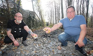 Torsten-Roman Jacke (l.) und Rüdiger Maass ärgern sich darüber, dass jemand tonnenweise Bauschutt auf einem Wanderweg entsorgt hat. - Sylvia Tetmeyer Torsten-Roman Jacke (l.) und Rüdiger Maass ärgern sich darüber, dass jemand tonnenweise Bauschutt auf einem Wanderweg entsorgt hat. - Sylvia Tetmeyer