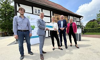 NRW-Verkehrsministerin Ina Brandes gratuliert Bürgermeister Michael Berens zu Hövelhofs Teilnahme am Fußverkehrs-Check. Froh darüber ist Klimaschutzmanager Moritz Pucker (l.). Mit von der Partie sind auch Landtagsabgeordneter Bernhard Hoppe-Biermeyer und Daniela Niestroy-Althaus (Zukunftsnetz Mobilität NRW). - Jens Reddeker NRW-Verkehrsministerin Ina Brandes gratuliert Bürgermeister Michael Berens zu Hövelhofs Teilnahme am Fußverkehrs-Check. Froh darüber ist Klimaschutzmanager Moritz Pucker (l.). Mit von der Partie sind auch Landtagsabgeordneter Bernhard Hoppe-Biermeyer und Daniela Niestroy-Althaus (Zukunftsnetz Mobilität NRW). - Jens Reddeker