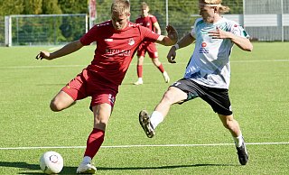 Theesens Benedikt Genz (l.) setzt hier im Spiel gegen den TSV Oerlinghausen zum Schuss an. - Peter Unger Theesens Benedikt Genz (l.) setzt hier im Spiel gegen den TSV Oerlinghausen zum Schuss an. - Peter Unger
