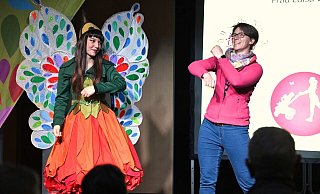 Landesgartenschau-Elfe Holli und Luisa Weißbrich animieren die Besucher zur Fitness. - Thomas Kube Landesgartenschau-Elfe Holli und Luisa Weißbrich animieren die Besucher zur Fitness. - Thomas Kube