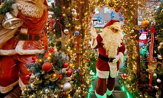 Der Altenpfleger und weihnachtsverrückte Dirk van Acken begrüßt vor seinem dekorierten Haus die ersten Besucher. Am Haus leuchten rund 70.000 Lichter, drinnen herrscht regelrechter Deko-Taumel. - Roland Weihrauch/dpa Der Altenpfleger und weihnachtsverrückte Dirk van Acken begrüßt vor seinem dekorierten Haus die ersten Besucher. Am Haus leuchten rund 70.000 Lichter, drinnen herrscht regelrechter Deko-Taumel. - Roland Weihrauch/dpa