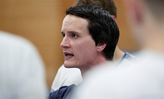 Jöllenbecks Trainer Jannik Nierste begleitete beim 24:24 gegen Isselhorst eine 16-minütige Sternstunde des TuS 97. - Peter Unger Jöllenbecks Trainer Jannik Nierste begleitete beim 24:24 gegen Isselhorst eine 16-minütige Sternstunde des TuS 97. - Peter Unger