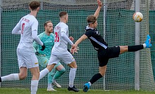Delbrücks Angreifer stellten die Theesener Deckung vor VfL-Keeper Florian Ernst vor einige Herausforderungen. Foto: Andreas Zobe - Foto: Andreas Zobe/NW Delbrücks Angreifer stellten die Theesener Deckung vor VfL-Keeper Florian Ernst vor einige Herausforderungen. Foto: Andreas Zobe - Foto: Andreas Zobe/NW
