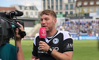 Als Spieler hatte Klos das Magenta-Mikro schon ein paar Mal in der Hand, allerdings nur um Fragen zu beantworten. Nun wechselt er die Seiten. - IMAGO/Ulrich Wagner Als Spieler hatte Klos das Magenta-Mikro schon ein paar Mal in der Hand, allerdings nur um Fragen zu beantworten. Nun wechselt er die Seiten. - IMAGO/Ulrich Wagner