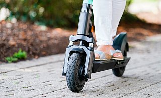 Ein E-Scooter-Fahrer aus Bad Oeynhausen ist Polizeibeamten bei einer Kontrolle gleich mehrfach negativ aufgefallen. - Uwe Anspach/dpa Ein E-Scooter-Fahrer aus Bad Oeynhausen ist Polizeibeamten bei einer Kontrolle gleich mehrfach negativ aufgefallen. - Uwe Anspach/dpa