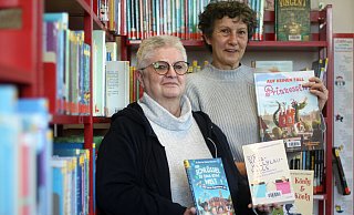 Klischeefreie Kinder-, Jugend- und Fachliteratur gehört ab sofort zum Angebot der Stadtbücherei Löhne. Leiterin Gertrud Robbes (l.) und Löhnes Gleichstellungsbeauftragte Monika Lüpke wollen damit frühzeitig gegen geschlechtsbedingte Rollenbilder vorgehen und Alternativen aufzeigen. - Felix Eisele Klischeefreie Kinder-, Jugend- und Fachliteratur gehört ab sofort zum Angebot der Stadtbücherei Löhne. Leiterin Gertrud Robbes (l.) und Löhnes Gleichstellungsbeauftragte Monika Lüpke wollen damit frühzeitig gegen geschlechtsbedingte Rollenbilder vorgehen und Alternativen aufzeigen. - Felix Eisele