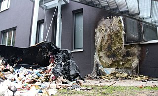 Wie schnell so ein Mülltonnenbrand auch Schaden an Hausfassaden verursachen kann, zeigt dieses Archivfoto von einer früheren Brandstiftung. - Jens Reichenbach Wie schnell so ein Mülltonnenbrand auch Schaden an Hausfassaden verursachen kann, zeigt dieses Archivfoto von einer früheren Brandstiftung. - Jens Reichenbach