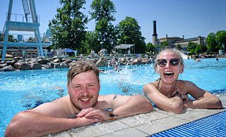 Auch Laurenz Köhler und Monja Prystav genossen im Juni das kühle Nass im Wiesenbad. - BARBARA FRANKE Auch Laurenz Köhler und Monja Prystav genossen im Juni das kühle Nass im Wiesenbad. - BARBARA FRANKE