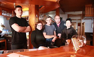 Alexei Mascov (v. l.), Nelli Schmelzer, Siegmund Schmelzer, Alexei Mascov (Vater und Sohn heißen gleich) und Viorica Mascov bilden das Team im Schmell. Es fehlen Agnes und Anton Schmelzer. - Anthea Moschner Alexei Mascov (v. l.), Nelli Schmelzer, Siegmund Schmelzer, Alexei Mascov (Vater und Sohn heißen gleich) und Viorica Mascov bilden das Team im Schmell. Es fehlen Agnes und Anton Schmelzer. - Anthea Moschner