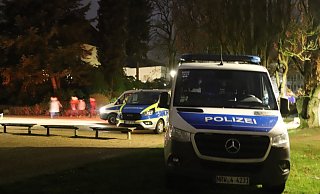 Die Polizei macht sich bereit am Bürgerpark. - Andrea Rolfes Die Polizei macht sich bereit am Bürgerpark. - Andrea Rolfes