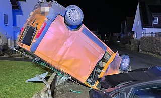 Der Opel-Tansporter ist nach dem Zusammenstoß auf dem Dach gelandet. - Freiwillige Feuerwehr Willebadessen Der Opel-Tansporter ist nach dem Zusammenstoß auf dem Dach gelandet. - Freiwillige Feuerwehr Willebadessen