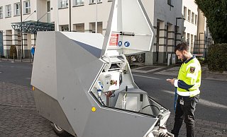 Nicht einmal einen Monat lang ist Blitzer Esther in Bielefeld im Einsatz und schon hat ein Randalierer den Panzer-Anhänger attackiert. - Joerg Dieckmann Nicht einmal einen Monat lang ist Blitzer Esther in Bielefeld im Einsatz und schon hat ein Randalierer den Panzer-Anhänger attackiert. - Joerg Dieckmann