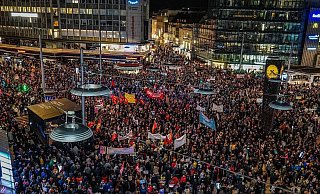 Mehr als 25.000 Menschen haben an der Großdemo gegen Rechtsextremismus auf dem Jahnplatz teilgenommen. - Paul Brinkmann Mehr als 25.000 Menschen haben an der Großdemo gegen Rechtsextremismus auf dem Jahnplatz teilgenommen. - Paul Brinkmann