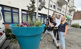 Das Filmteam mit Kameramann Marlo Woll, Tontechniker Sven Daniels und Reporterin Aylien Habel ist einen Nachmittag in Harsewinkel unterwegs. - rw-system Das Filmteam mit Kameramann Marlo Woll, Tontechniker Sven Daniels und Reporterin Aylien Habel ist einen Nachmittag in Harsewinkel unterwegs. - rw-system