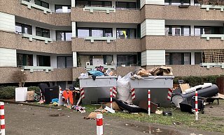 Blick auf die beiden überquellenden Mulden - sie sind ein massives Problem, wie ein Bewohner berichtet. - Jobst Lüdeking Blick auf die beiden überquellenden Mulden - sie sind ein massives Problem, wie ein Bewohner berichtet. - Jobst Lüdeking