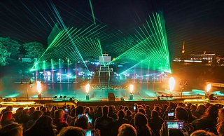 Das Wiesenbad wird wieder zum Publikumsmagnet. wenn es dunkel wird, sorgen dort Erlebnisparcours mit den Elementen Feuer, Erde, Wasser und Licht für einen besonderen Zauber. Foto: Sarah Jonek - Sarah Jonek Fotografie Das Wiesenbad wird wieder zum Publikumsmagnet. wenn es dunkel wird, sorgen dort Erlebnisparcours mit den Elementen Feuer, Erde, Wasser und Licht für einen besonderen Zauber. Foto: Sarah Jonek - Sarah Jonek Fotografie