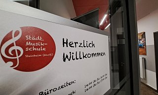 Die Türen der städtischen Musikschule stehen ihren Schülern derzeit oft offen. Offen ist aber auch, wie es mit der Einrichtung weitergeht. Es droht eine Reduzierung des Angebotes. - Madita Schellenberg Die Türen der städtischen Musikschule stehen ihren Schülern derzeit oft offen. Offen ist aber auch, wie es mit der Einrichtung weitergeht. Es droht eine Reduzierung des Angebotes. - Madita Schellenberg