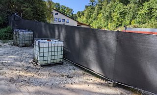 Hier passiert erst einmal nichts mehr: Die Bauarbeiten im Teutoburger Wald wurden gestoppt, die Reitanlage ist abgeriegelt. - Anja Hanneforth Hier passiert erst einmal nichts mehr: Die Bauarbeiten im Teutoburger Wald wurden gestoppt, die Reitanlage ist abgeriegelt. - Anja Hanneforth