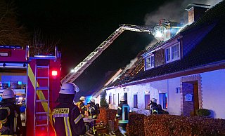 Beim Feuer nahe des Klostereingangs wurde der Dachstuhl dieses Wohnhauses komplett zerstört. Menschen kamen nicht zu Schaden, die Bewohnerin hatte sich rechtzeitig in Sicherheit gebracht. Ihr Haus ist jedoch nicht mehr bewohnbar. - Ralph Meyer Beim Feuer nahe des Klostereingangs wurde der Dachstuhl dieses Wohnhauses komplett zerstört. Menschen kamen nicht zu Schaden, die Bewohnerin hatte sich rechtzeitig in Sicherheit gebracht. Ihr Haus ist jedoch nicht mehr bewohnbar. - Ralph Meyer