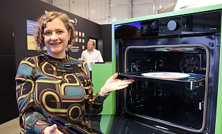 Diana Diefenbach von Samsung erklärt, wie Künstliche Intelligenz im Backofen das Leben erleichtern kann. - Judith Gladow Diana Diefenbach von Samsung erklärt, wie Künstliche Intelligenz im Backofen das Leben erleichtern kann. - Judith Gladow