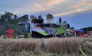 Der in Brand geratene Mähdrescher. - Feuerwehr Bad Wünnenberg Der in Brand geratene Mähdrescher. - Feuerwehr Bad Wünnenberg