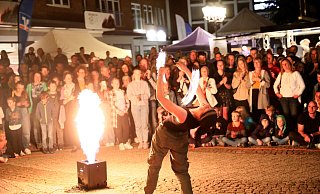 Dicht umlagert war die Show von Michelle von Feuerflut auf dem Hoeker-Fest am Samstagabend auf dem Gänsemarkt. - Frank-Michael Kiel-Steinkamp Dicht umlagert war die Show von Michelle von Feuerflut auf dem Hoeker-Fest am Samstagabend auf dem Gänsemarkt. - Frank-Michael Kiel-Steinkamp