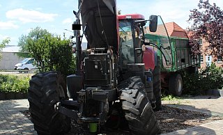 Der Reifen des Traktors platzte, die Achse brach. - Polizei Minden-Lübbecke Der Reifen des Traktors platzte, die Achse brach. - Polizei Minden-Lübbecke
