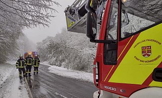 Die Feuerwehr Bad Wünnenberg rückte unter anderem zur Landstraße 956 aus, um umgestürzte Bäume zu beseitigen. - Feuerwehr Bad Wünnenberg Die Feuerwehr Bad Wünnenberg rückte unter anderem zur Landstraße 956 aus, um umgestürzte Bäume zu beseitigen. - Feuerwehr Bad Wünnenberg