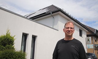 Bestatter Dieter Röchter vor seinem Haus mit der PV-Anlage auf dem Dach. - Sigurd Gringel Bestatter Dieter Röchter vor seinem Haus mit der PV-Anlage auf dem Dach. - Sigurd Gringel