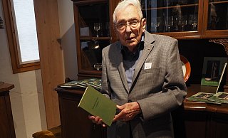 Sein Buch über das Leben der Juden in Steinheim betrachtet Johannes Waldhoff als eine seiner wichtigsten Schriften. - Josef Köhne Sein Buch über das Leben der Juden in Steinheim betrachtet Johannes Waldhoff als eine seiner wichtigsten Schriften. - Josef Köhne